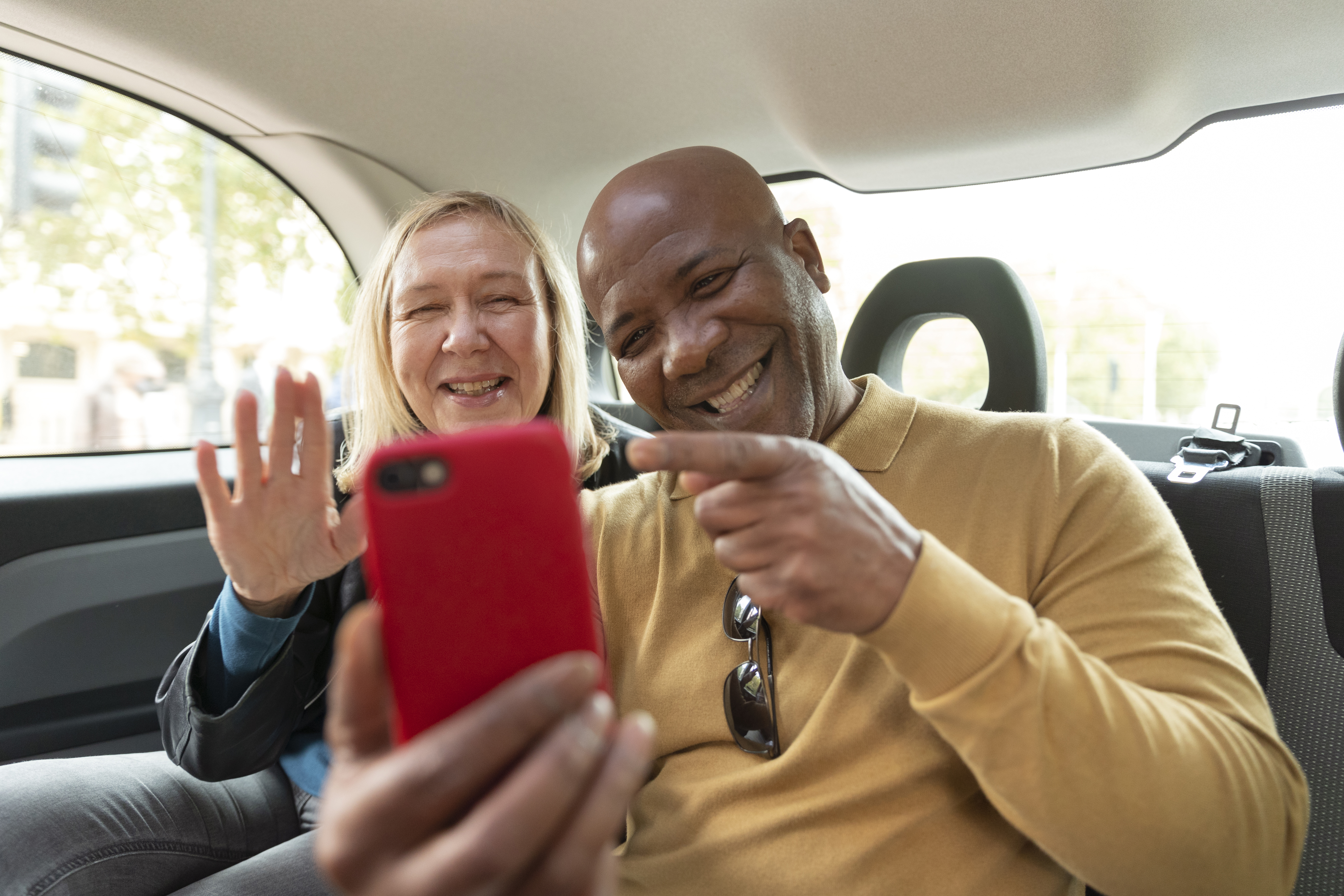 medium-shot-smiley-friends-with-smartphone
